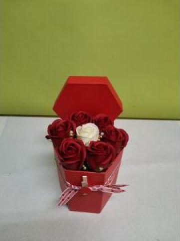 Aranjament cutie rosie cu trandafiri 0099