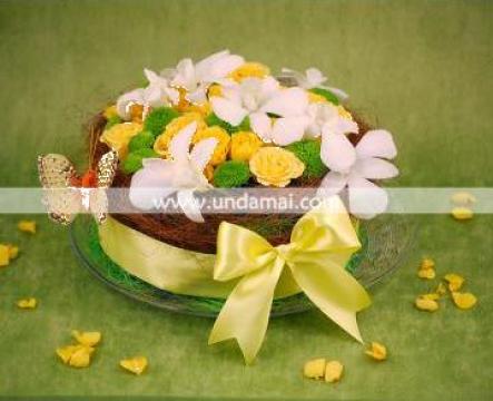 Aranjament floral tort de vanilie