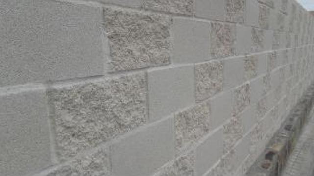 Boltari splitati colorati pentru stalpi color alb