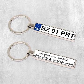 Breloc auto argintiu personalizat cu numar si un text