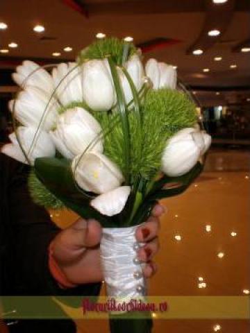 Buchet de flori mireasa cu lalele albe si dianthus verde