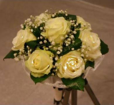 Buchet pentru mireasa 7 fire trandafiri albi mod 810