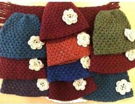 Caciula din lana, tricotata, floare hand made