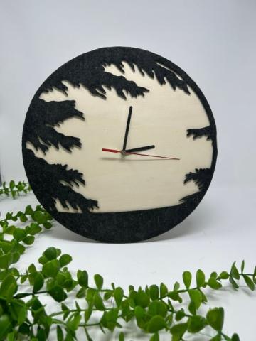 Ceas cu crengute gri din placaj de plop si decoratiuni