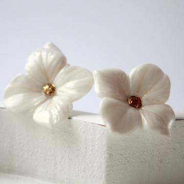 Cercei flori albe din portelan