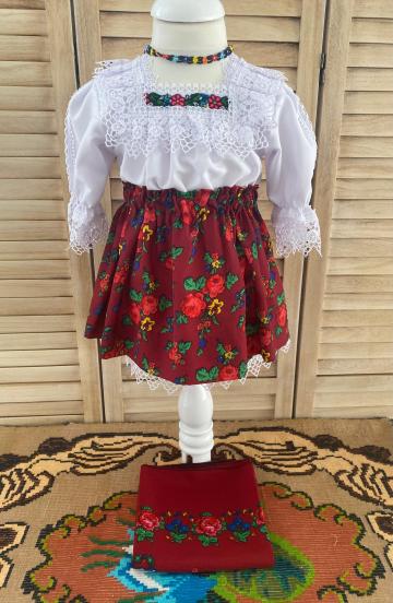 Costum artizanal fetite de Maramures