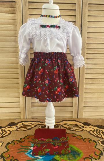 Costum traditional pentru fetite