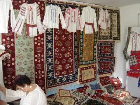 Covoare si carpete oltenesti, costume populare
