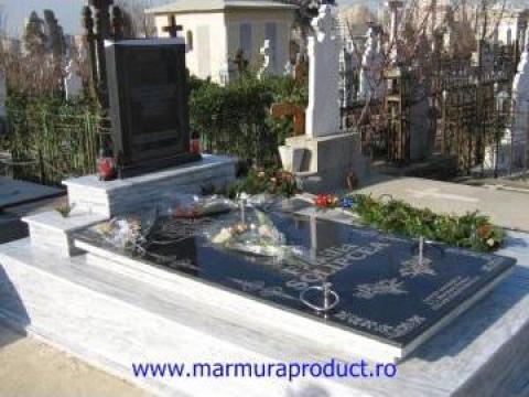 Cruci, monumente funerare din marmura si granit