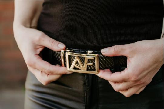 Curea de dama carbon & piele: eleganta, moderna si confort