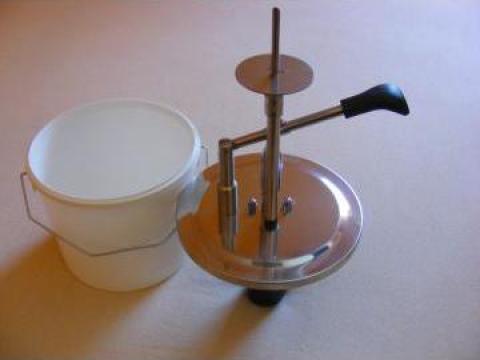 Dispozitiv pentru injectat cornuri si gogosi