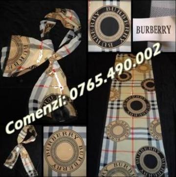 Esarfa dama Burberry cu embleme supradimensionate