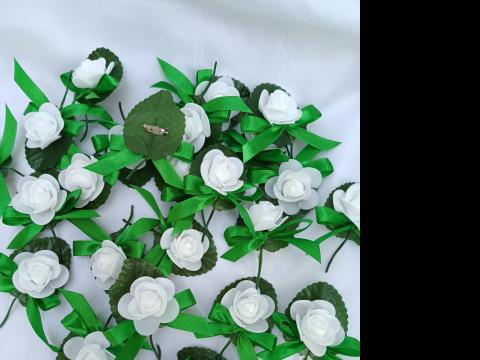Flori de pus in piept pentru invitati