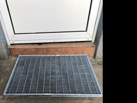 Gratar metalic zincat stergator picioare
