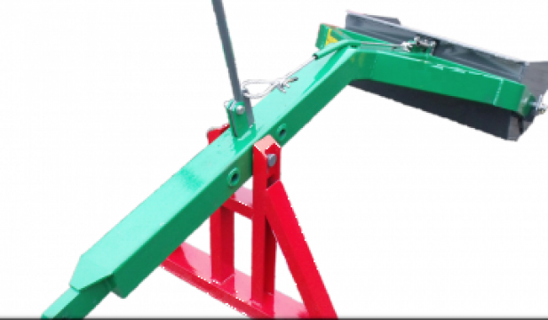 Incarcator universal montat in spatele tractorului UL