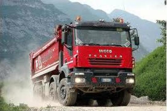 Inchiriere basculante Iveco Trakker