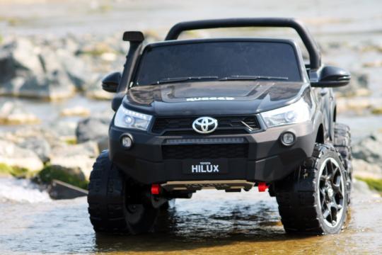 Jucarie masinuta electrica pentru 2 copii Toyota Hilux 4WD