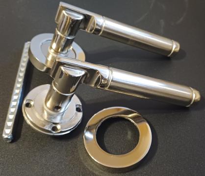 Maner cu rozeta pentru usi metalice