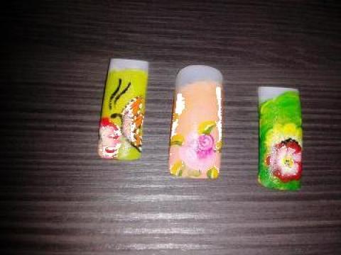 Manichiura unghii cu gel - pictura floristica