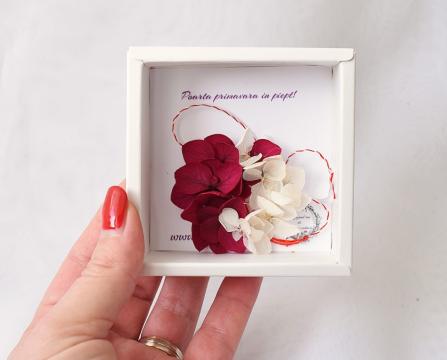 Martisor cu flori uscate prinse intr-un buchetel color