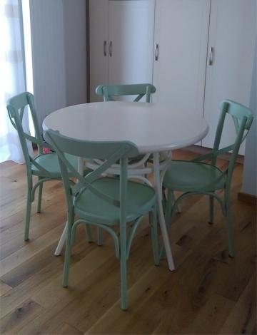Masa Thonet rotunda cu scaune Niv colorate