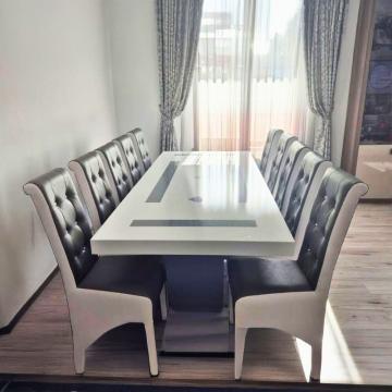 Masa living cu 10 scaune, piele culoare gri cu alb