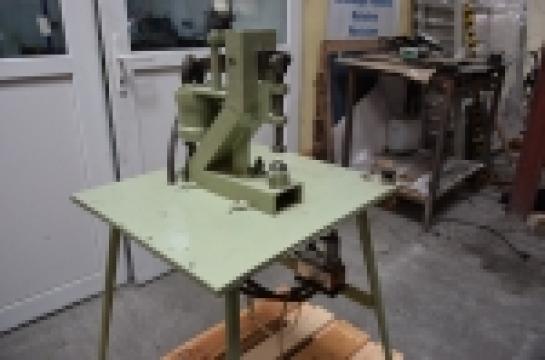 Masina pneumatica de montat capse