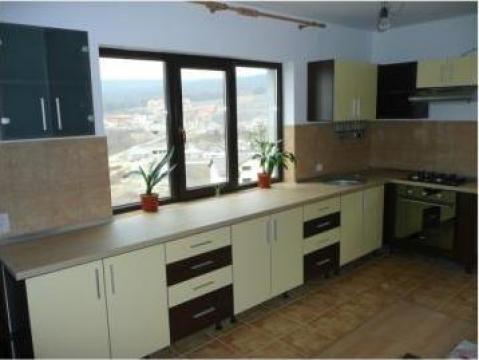 Mobila bucatarie fag ciocolata galben pastel
