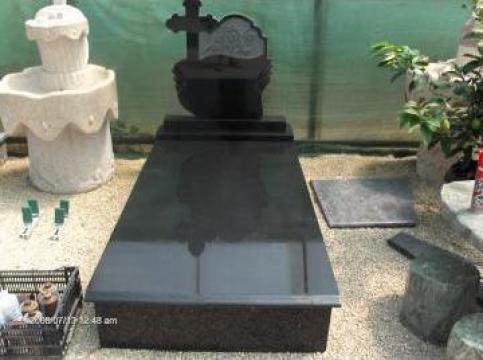 Monument funerar de o persoana negru