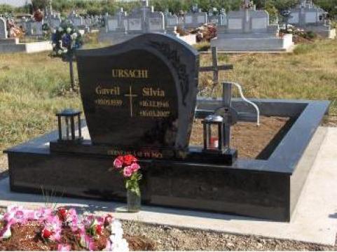 Monument funerar negru din granit