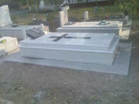 Monumente funerare mormant alb cu negru