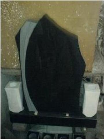Monumente funerare