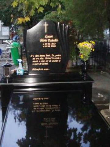 Monumente funerare