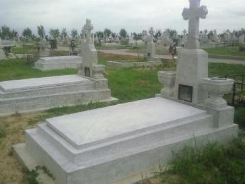 Monumente funerare