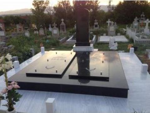 Monumente funerare