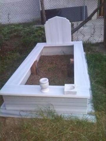 Monumente funerare
