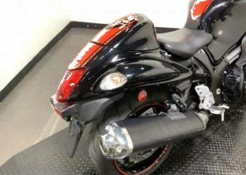 Motocicleta Suzuki Hayabusa 2018 cu casca