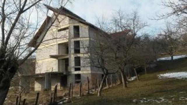 Pensiune (demisol+P+1E+M) Comuna Runcu, Jud. Dambovita