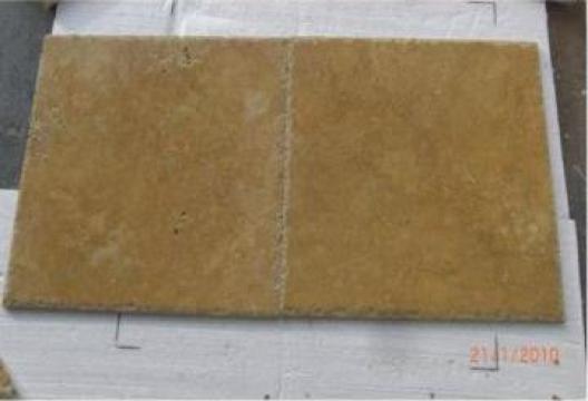 Placi travertin Yellow Chiseled Edge 45.7x45.7x1.2cm
