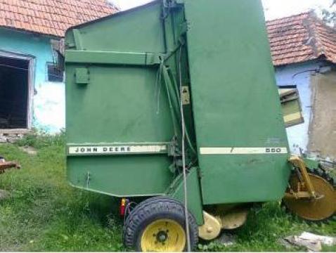 Prese rotunde de balotat John Deere 550 si Welger RP 150