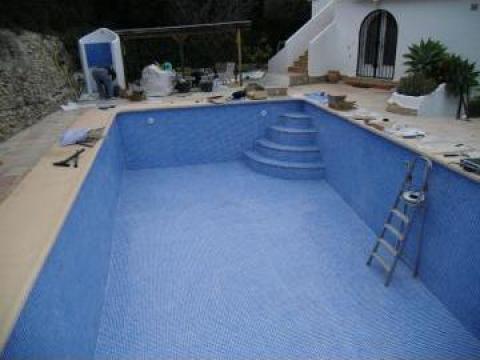 Renovare piscina cu mozaic bicolor