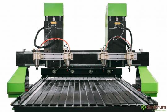 Router CNC cu 4 motoare