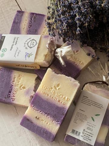 Sapun exfoliant, cu ulei de masline pe baza de lavanda