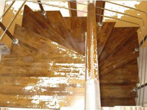 Scara metalica cu trepte si balustrada lemn