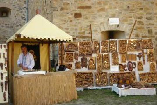 Sculptura lemn Butoias cu sticla si pahar
