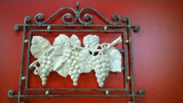 Sculptura lemn Creanga cu 3 struguri cu fier forjat