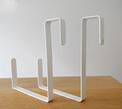 Set 2 bucati suporti jardiniere metal alb