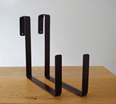 Set 2 bucati suporti jardiniere metal maro