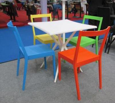 Set masa 70x70cm cu patru scaune Cub, material plastic PP
