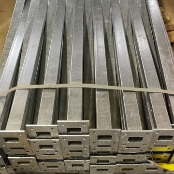 Stalp gard zincat cu talpa - H 1 m, din teava 60x40x1.5 mm
